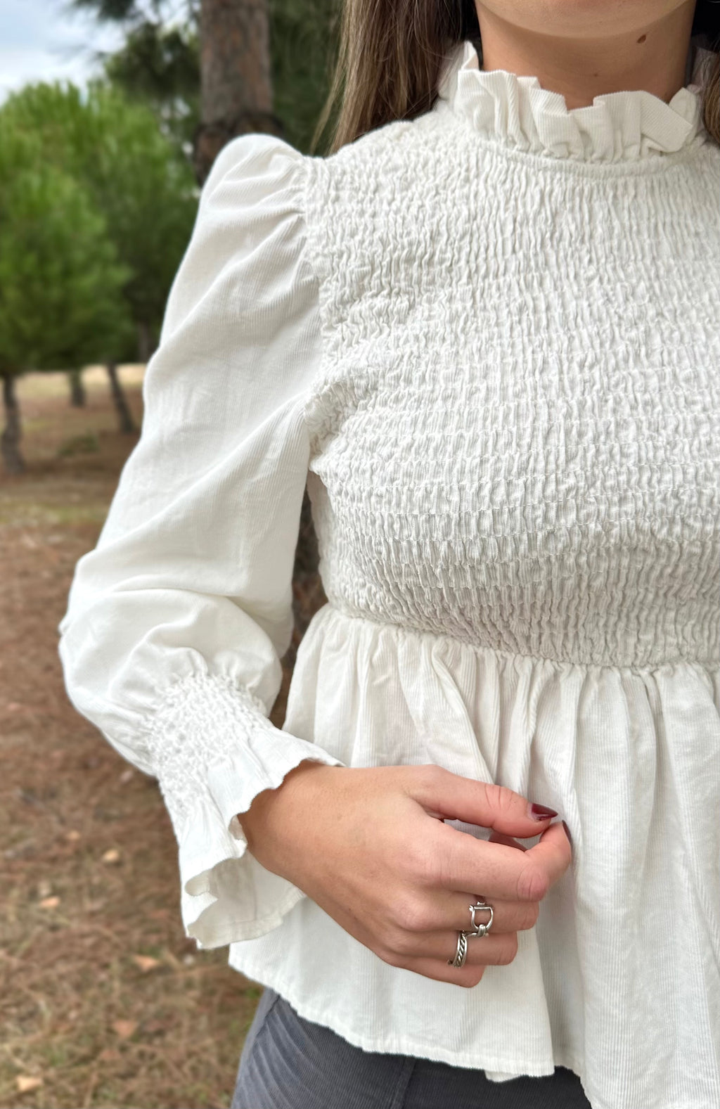 Detalle blusa Atenas blanca algodón manga larga mujer | CeCé The
Brand