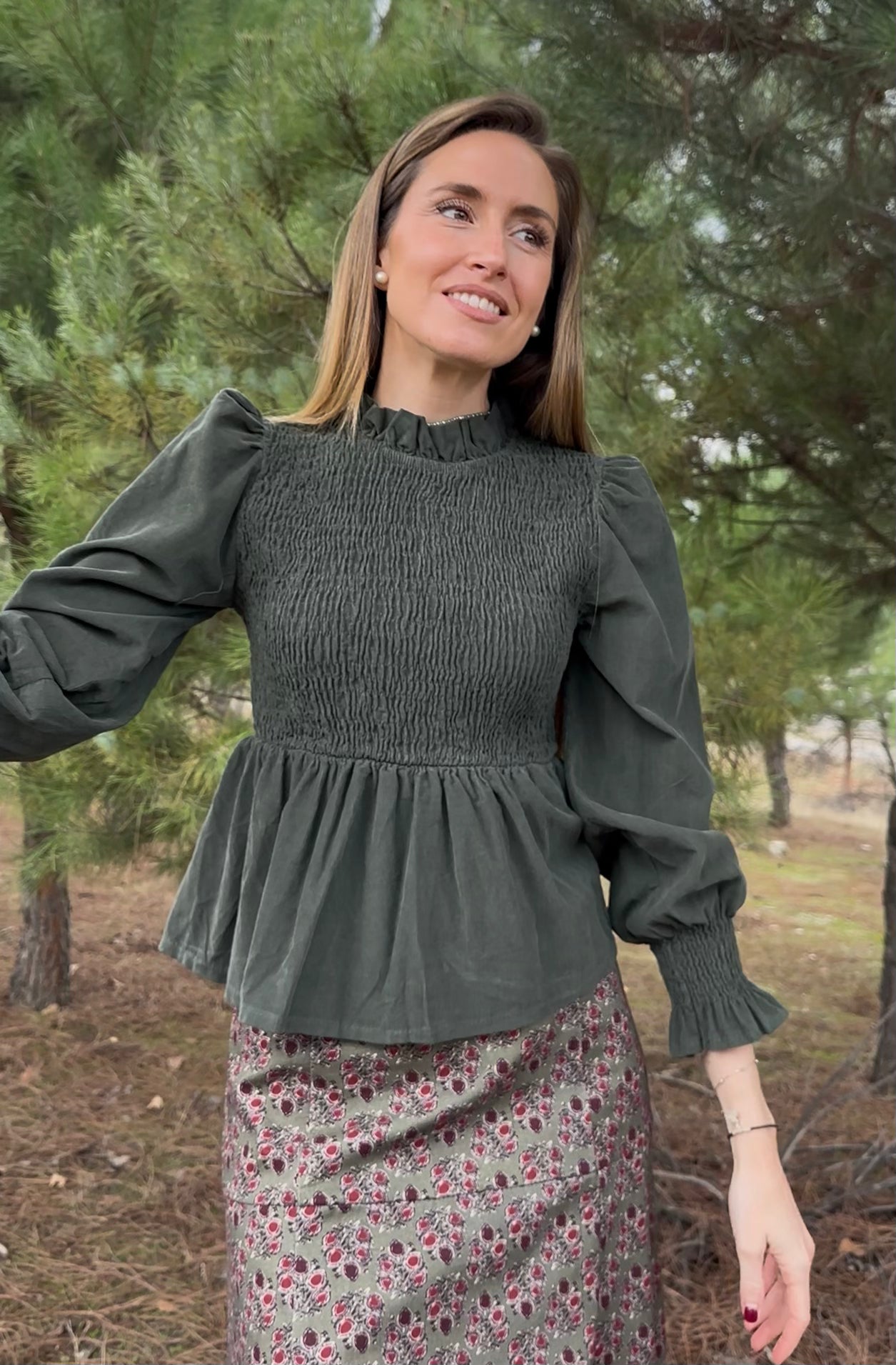 Blusa Atenas verde caqui de algodón 100% manga larga con volantes |
CeCé The Brand