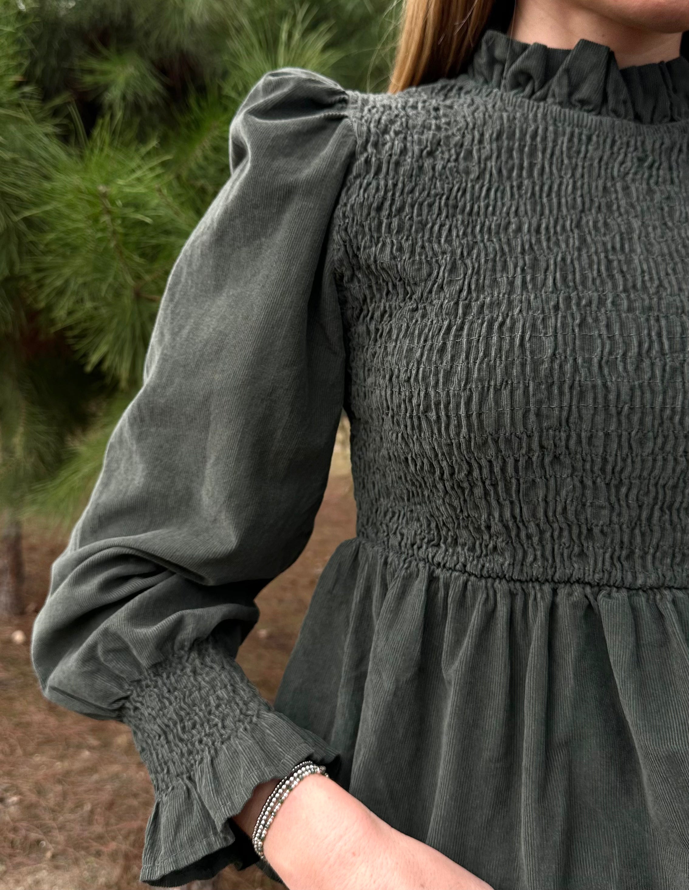 Detalle blusa Atenas caqui algodón mujer | CeCé The Brand