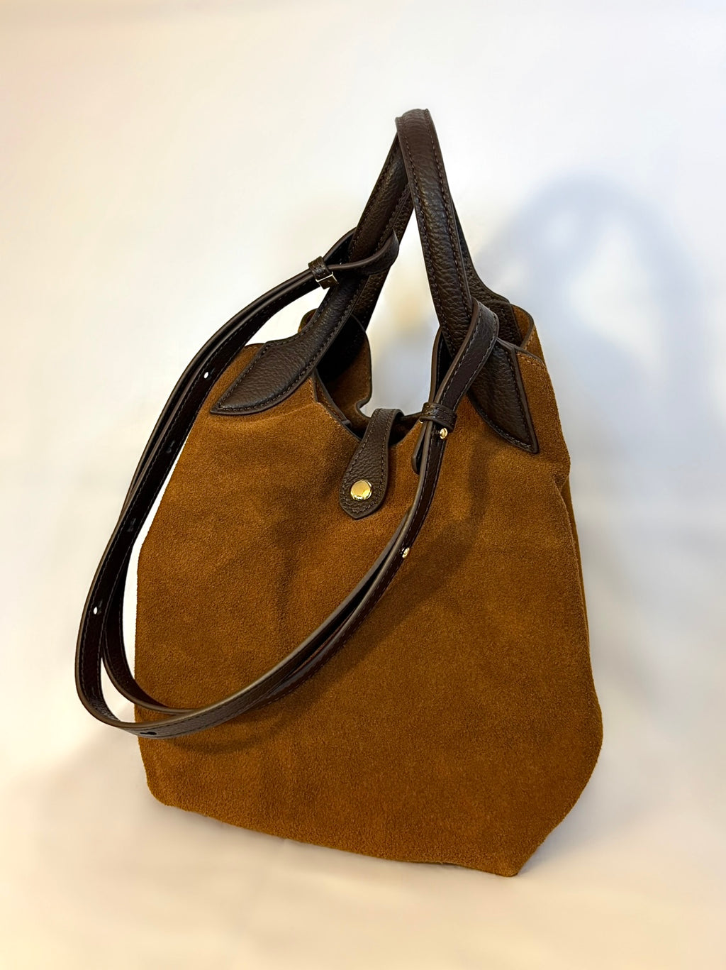 Bolso Faro camel piel serraje vista lateral | CeCé The Brand