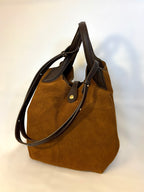 Bolso Faro camel piel serraje vista lateral | CeCé The Brand