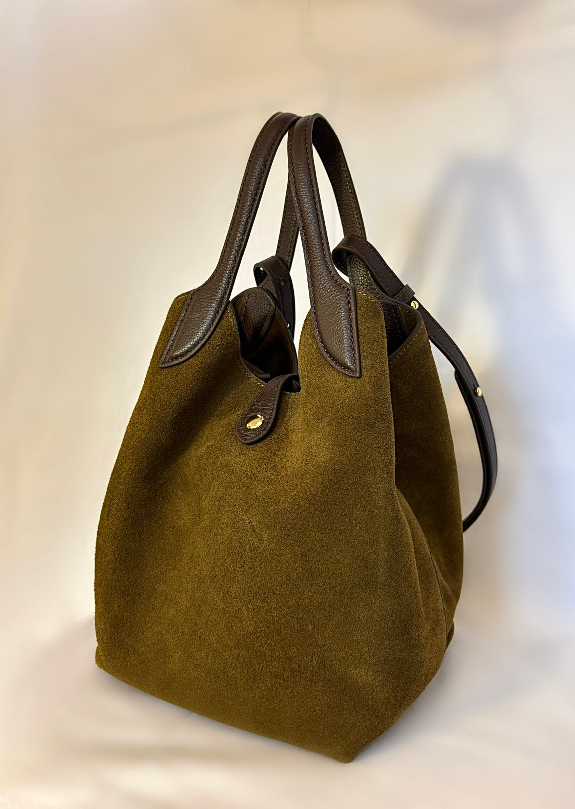 Detalle bolso Faro caqui piel serraje | CeCé The Brand