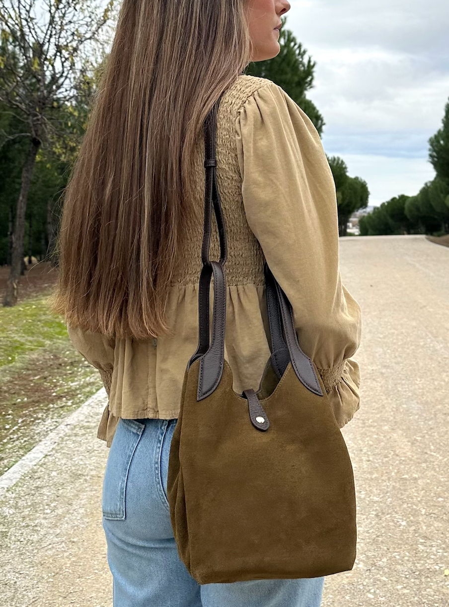 Bolso Faro caqui piel serraje vista lateral con modelo | CeCé The Brand