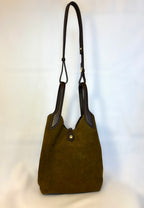 Bolso Faro caqui piel serraje vista lateral | CeCé The Brand
