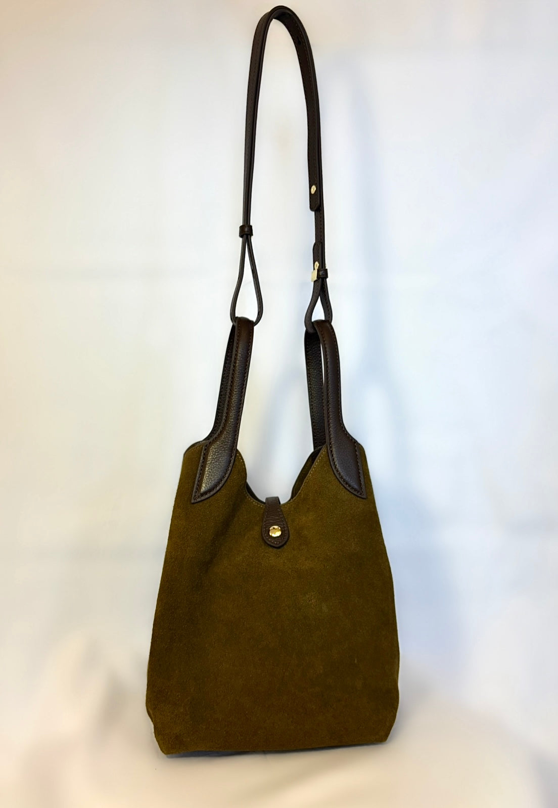Bolso Faro caqui piel serraje vista lateral | CeCé The Brand