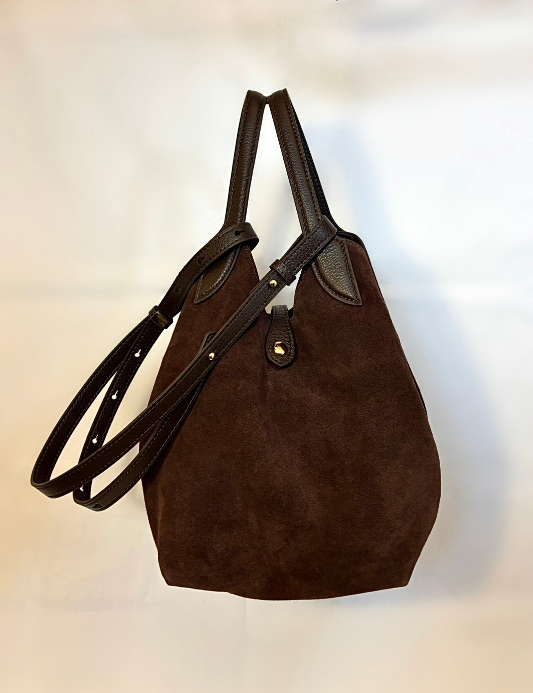 Detalle bolso Faro marrón chocolate piel serraje | CeCé The Brand
