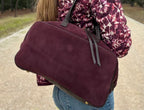 Bolso Nueva York burdeos piel serraje con modelo | CeCé The Brand