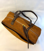 Detalle bolso Nueva York camel piel serraje | CeCé The Brand