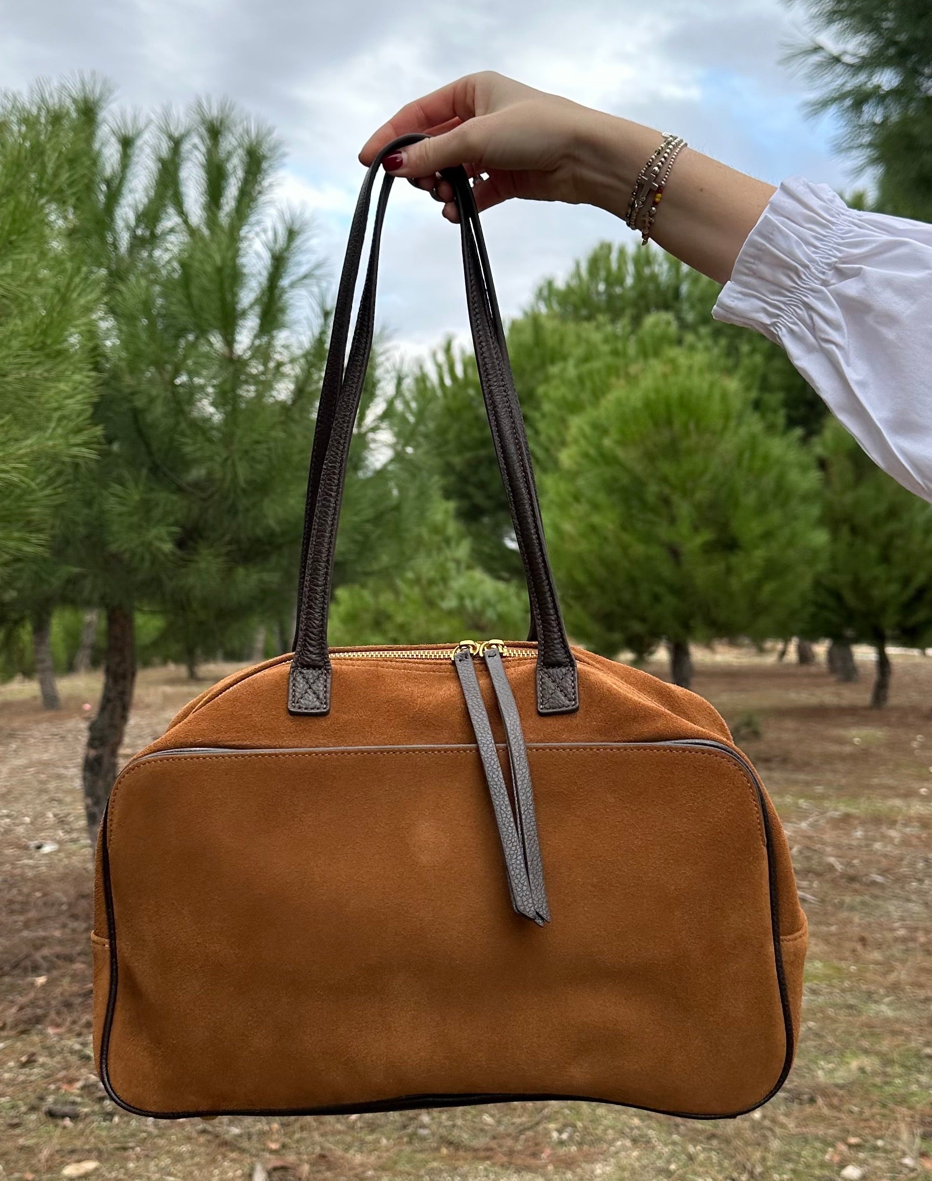 Bolso Nueva York camel piel serraje con modelo | CeCé The Brand