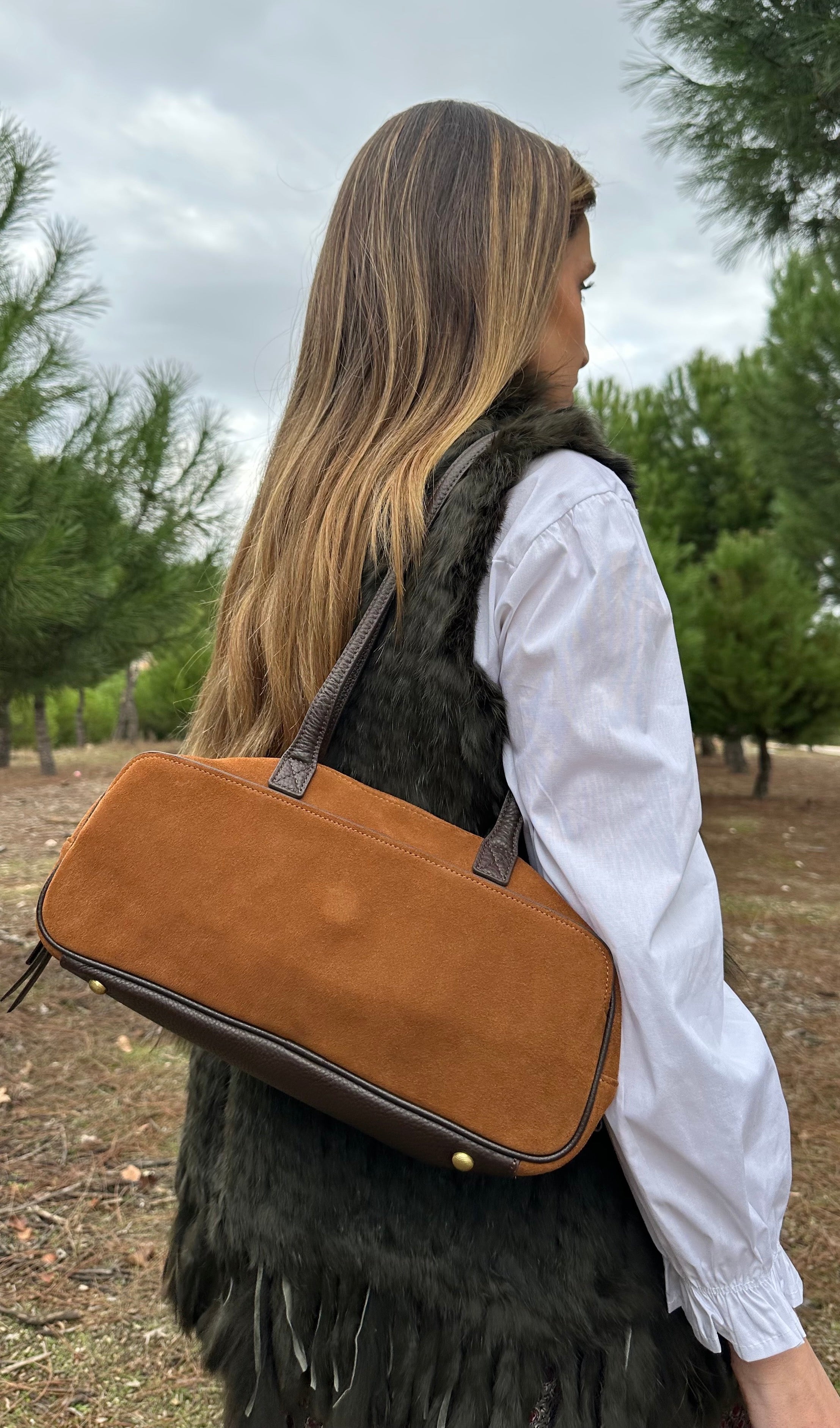 Bolso Soho camel piel serraje con modelo | CeCé The Brand