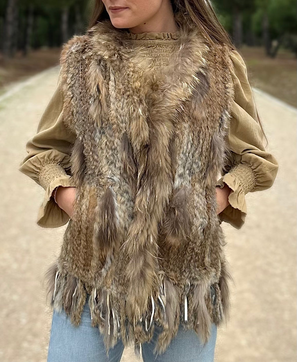 Chaleco Oslo camel pelo conejo mujer vista lateral | CeCé The Brand